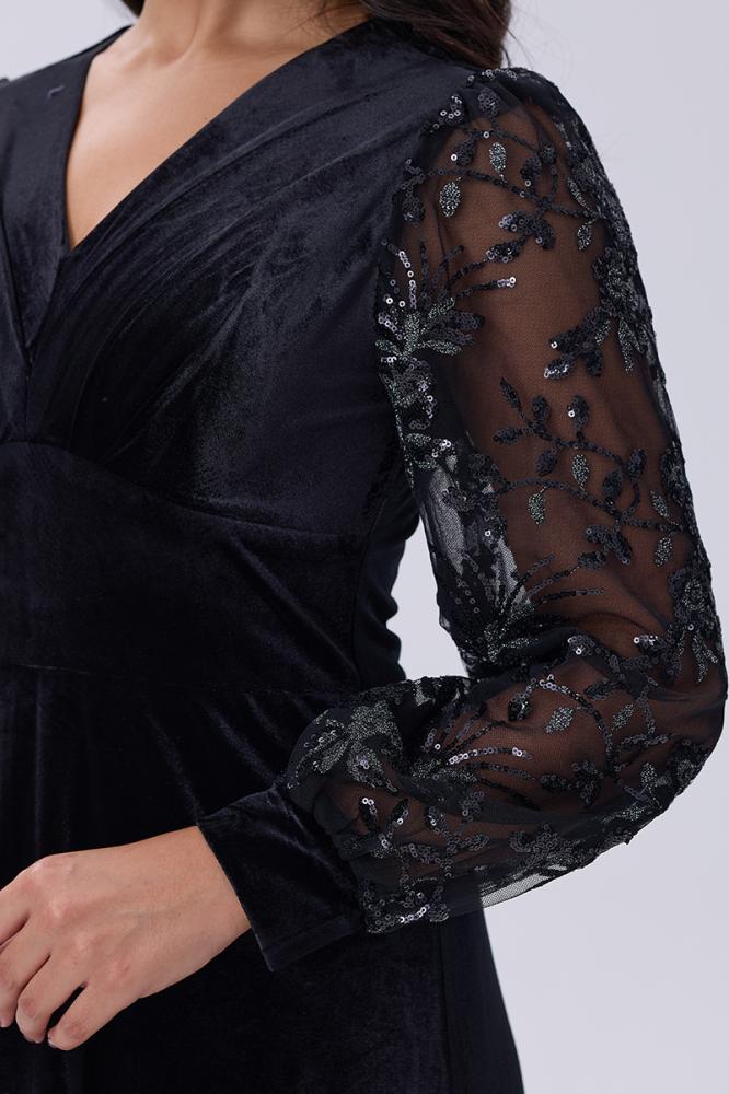 فستان مخملي بأكمام دانتيل