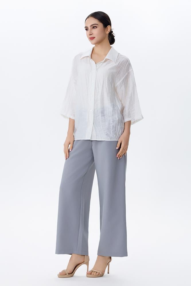 بلوزة بلون أبيض وأكمام واسعة