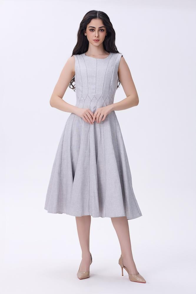 فستان رمادي بدون أكمام بقصة ميدي أنيقة