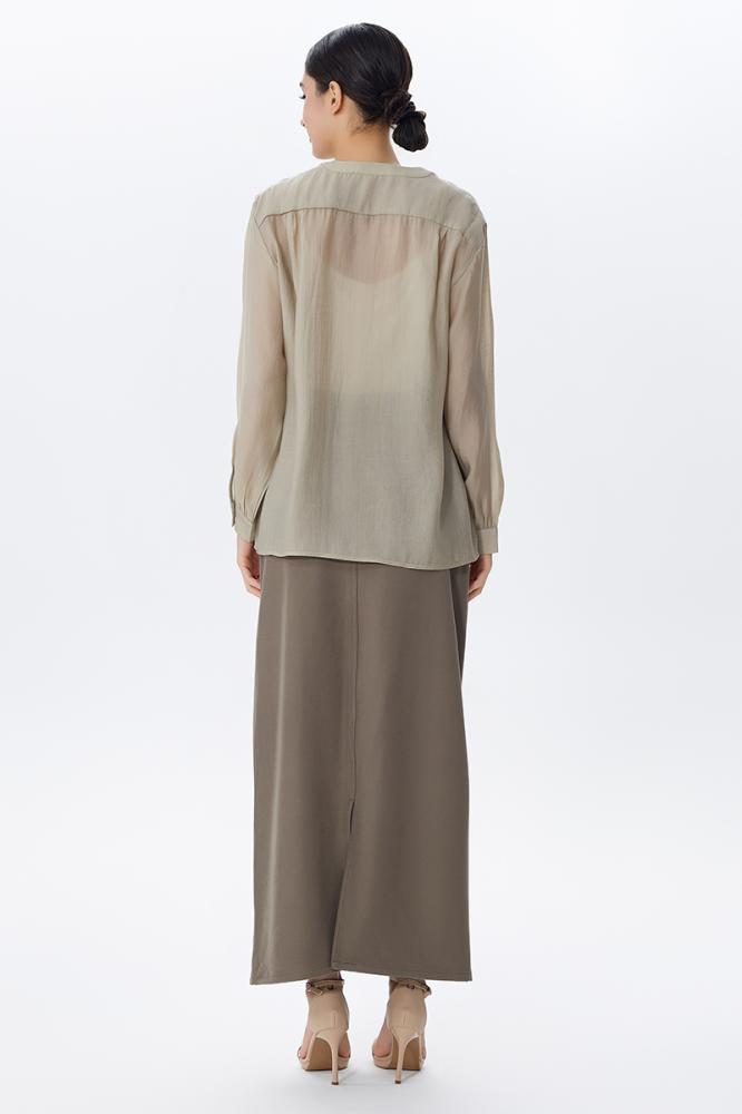 بلوزة بياقة مفتوحة بلون بيج