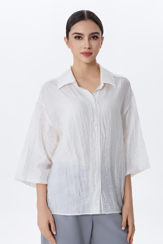 بلوزة بلون أبيض وأكمام واسعة