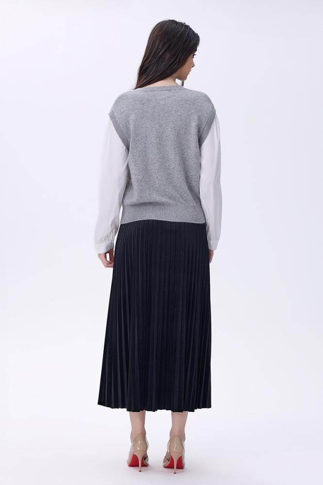 بلوزة رمادية وأكمام بيضاء بتطريز لؤلؤ وزهور ناعمة