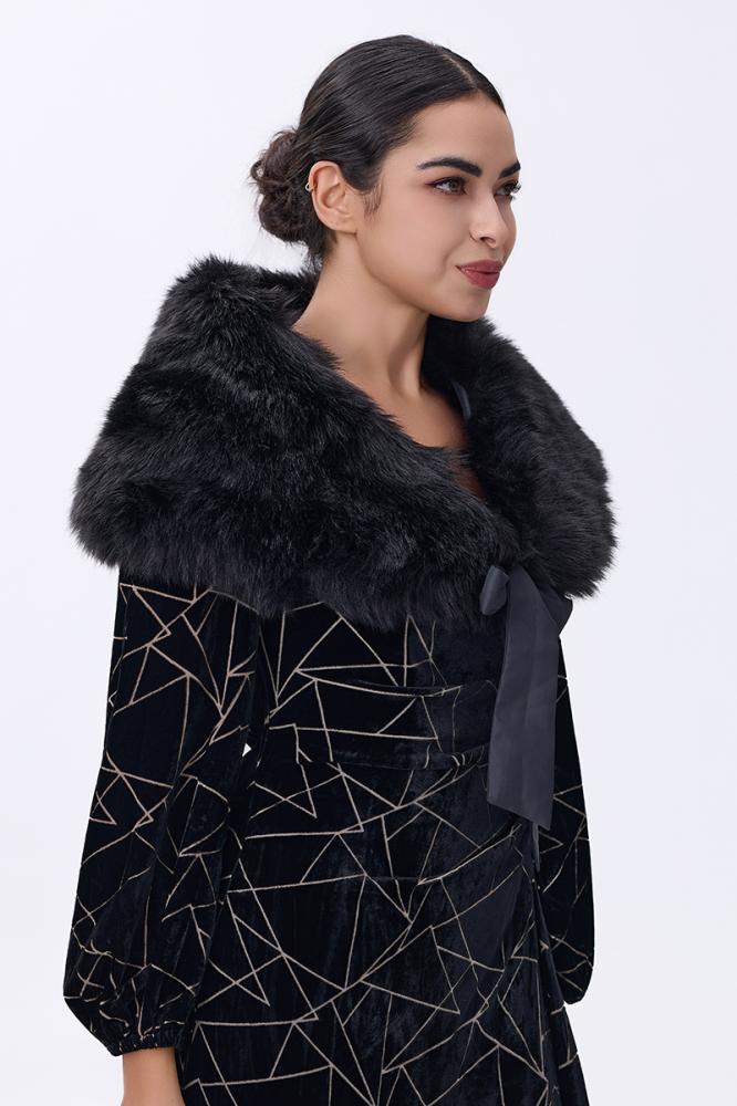 شال أسود بفرو ناعم وربطة ساتان