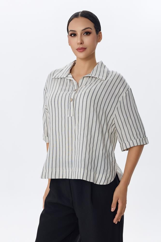 بلوزة مخططة بياقة كلاسيكية وأكمام قصيرة