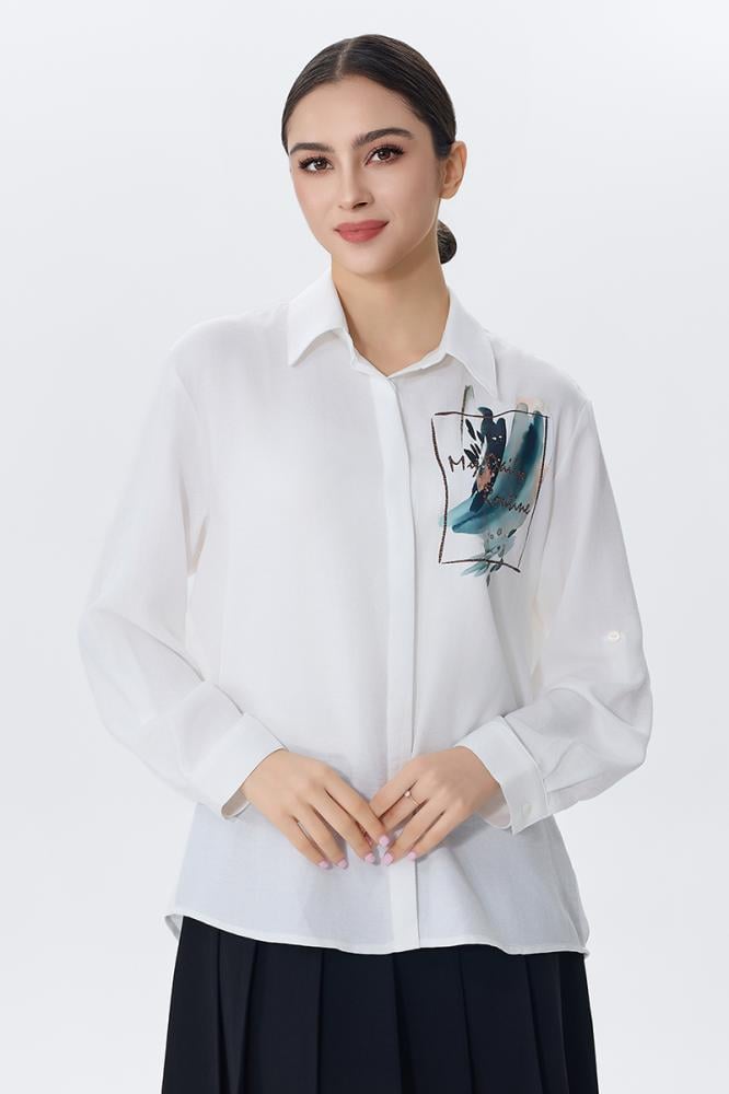 بلوزة بيضاء بجيـب مطبوع