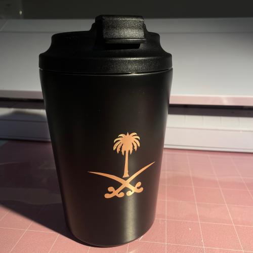 كوب قهوه حافظ للحراره والبروده بشعار السعودية