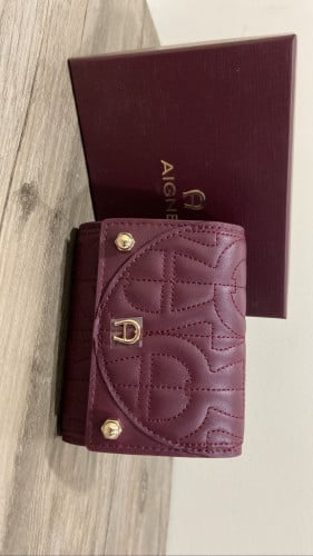 محفظة aigner