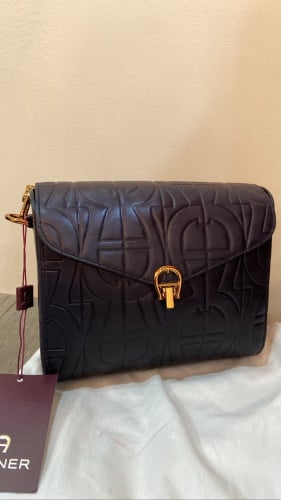 شنطة aigner