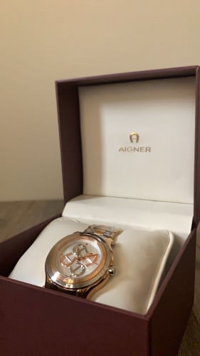 ساعة نسائية aigner