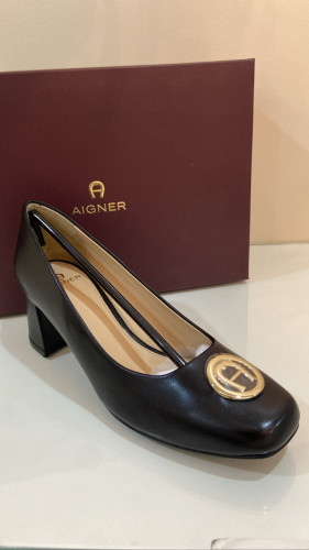 جزمة aigner