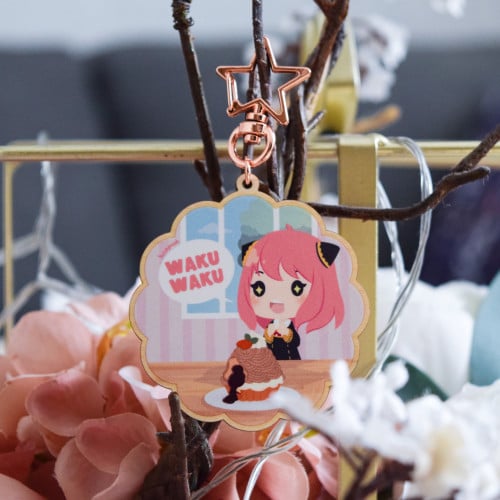 ميدالية Anya بالخشب