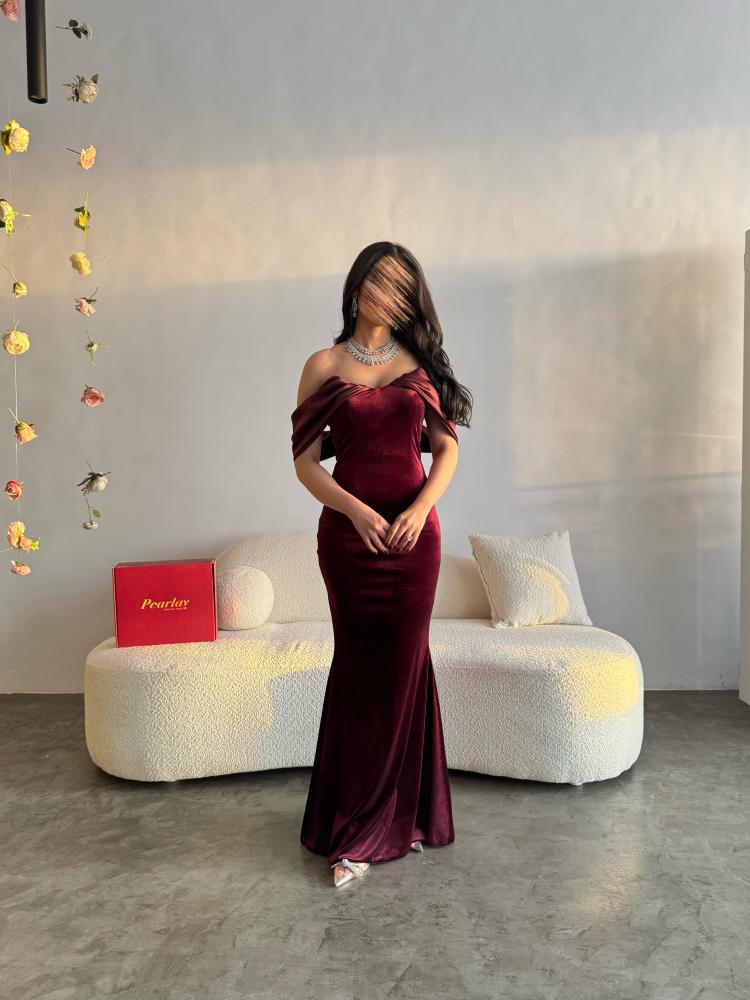 فستان سهرة مخملي أنيق بلون خمري