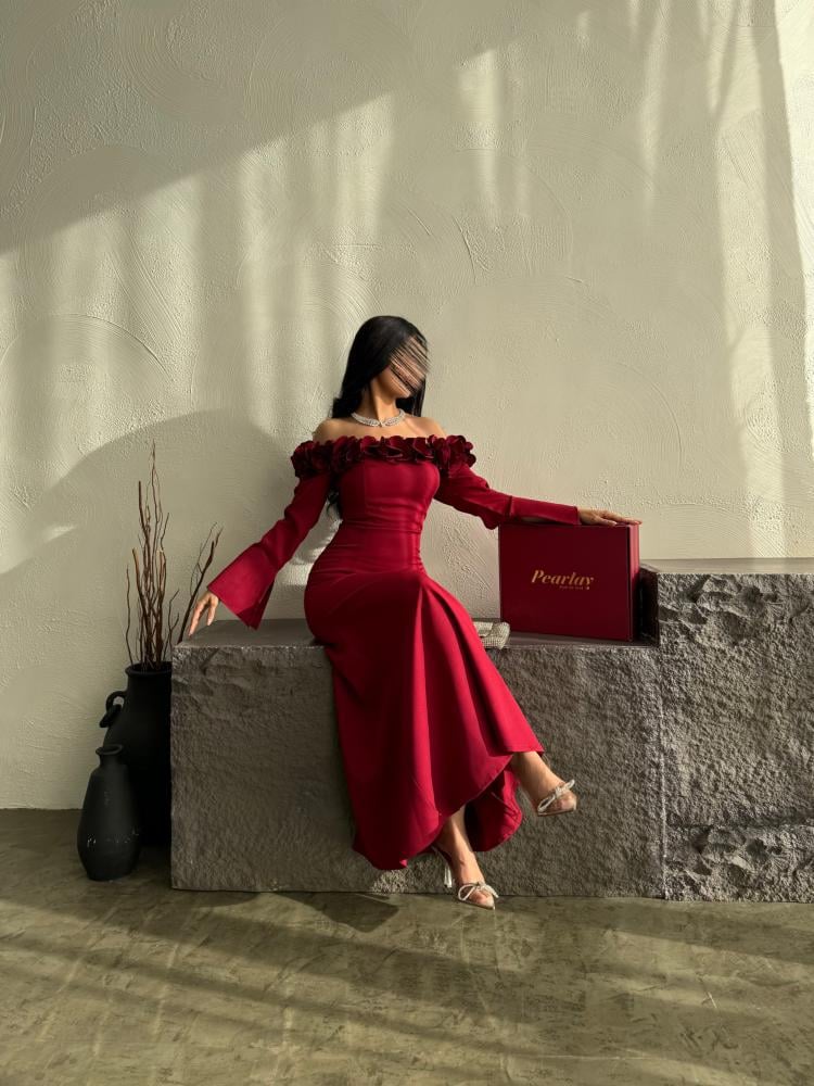 فستان احمر بورود واكمام وطويله