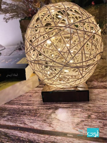 مصباح لطيف بقاعده خشبيه انيقه