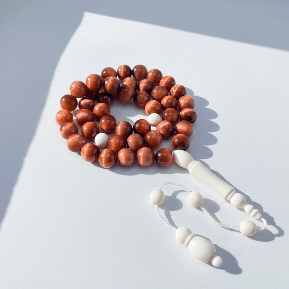 سبحة حجر عين النمر باللون البرتقالي مع عظم جمل - 45 خرزة 10 ملي