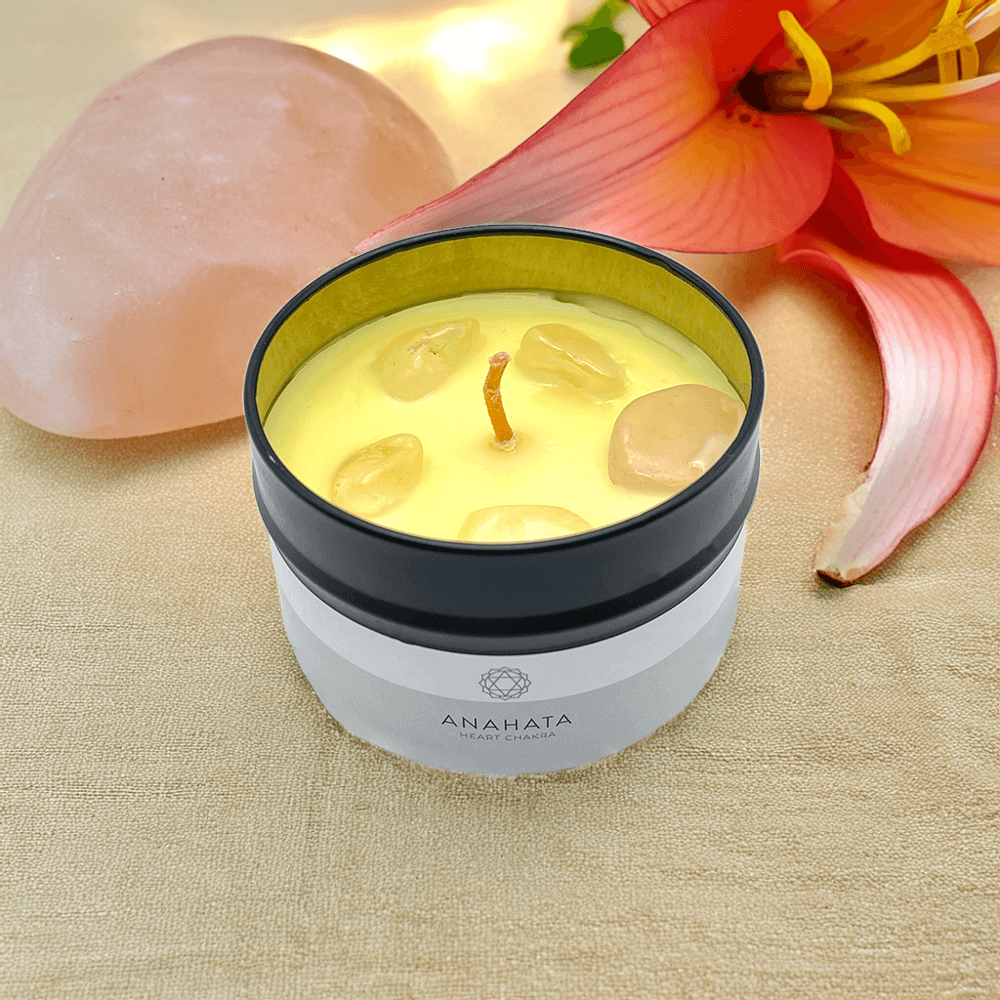 شمعة فاخرة برائحة زنبق الزنجبيل ومزينة بحجر الروز كوارتز الطبيعي