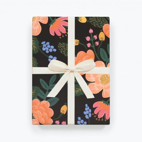 تغليف هدية بورق مطبوع بوردو