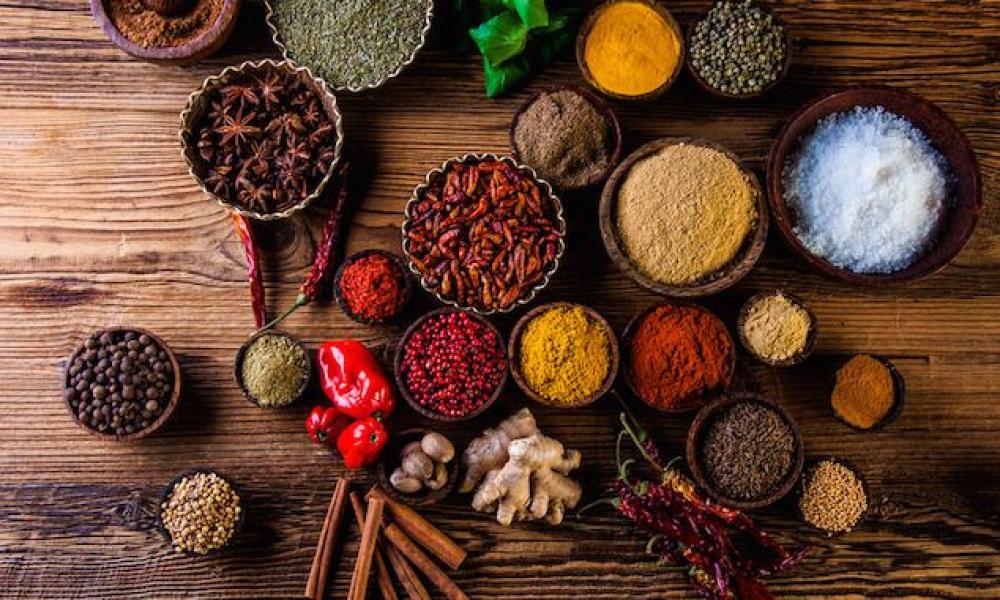 ما هو الفرق بين النكهات الطبيعية والنكهات الاصطناعية؟