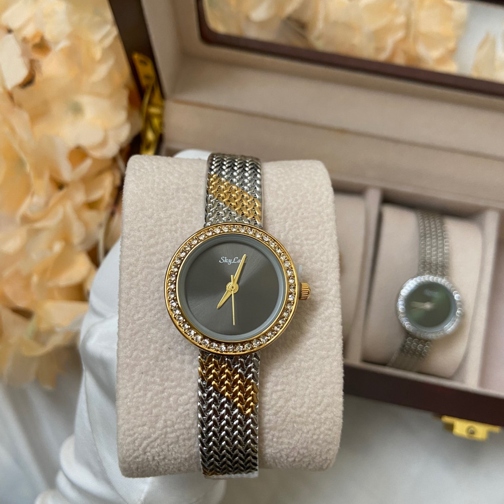 ساعة نسائية اسكاي لاند بتصميم ديور