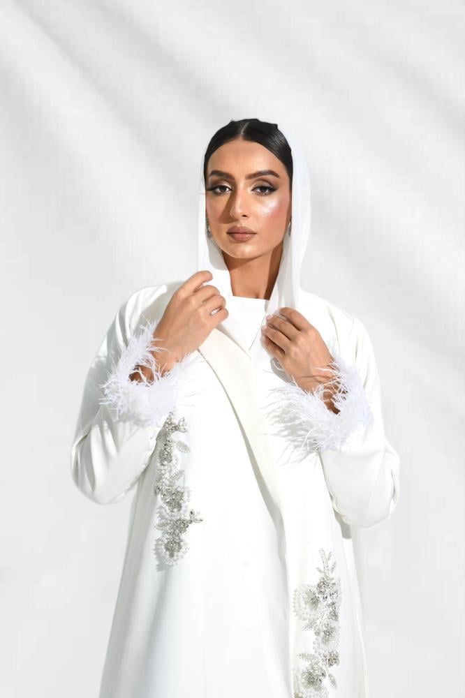 L060-عباية كريب ابيض تطريز