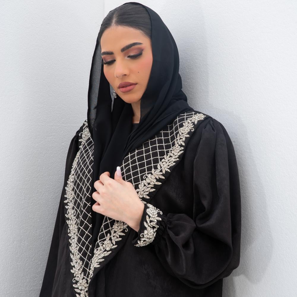 L095 - عباية حرير مغسول أسود - تطريز .