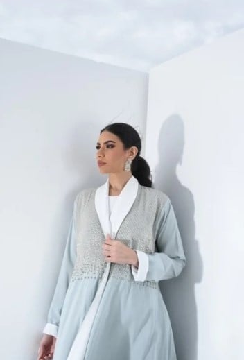 عباية بفستان داخلي متصل
