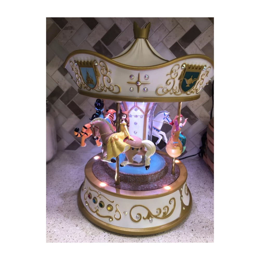 مجسم اميرات ديزني على الاحصنة