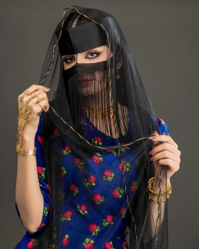 طرحة بطرف ذهبي