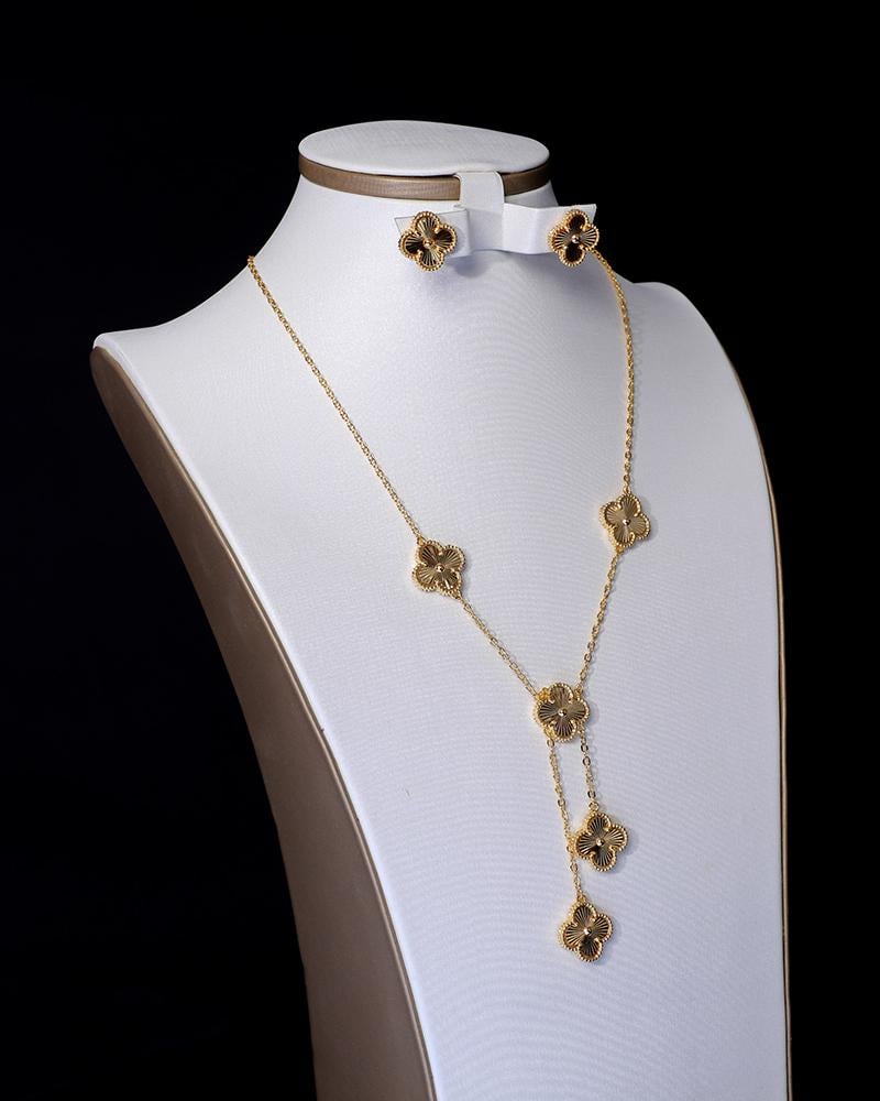 طقم بطابع الوردة