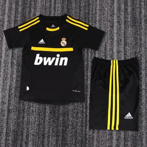 طقم ريال مدريد موسم 2011-2012 اطفال (حارس المرمى)