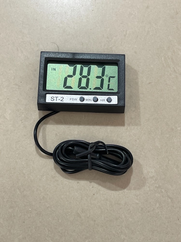 ساعة مع مقياس درجة الحرارة الداخلية والخارجية