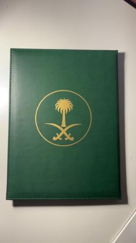 ملف جيبين جلد أخضر فاخر للحبة