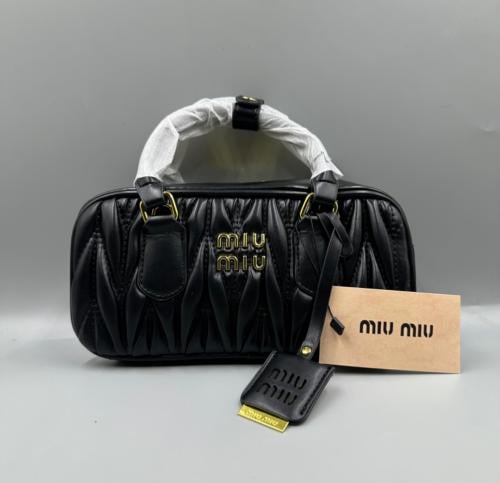 ( ميو ميو اسود ) MIU MIU