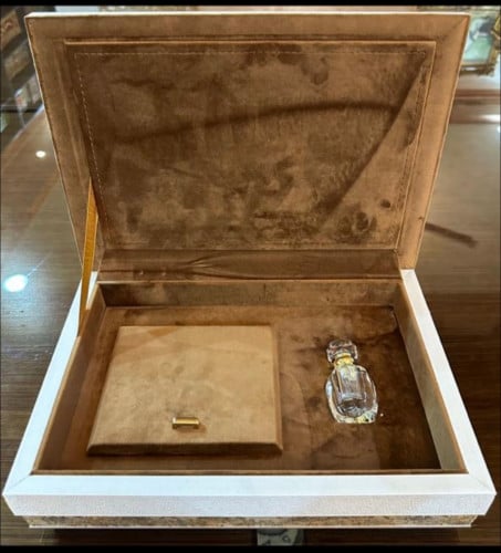 صندوق الفخامة «بنّي جلد أبيض»