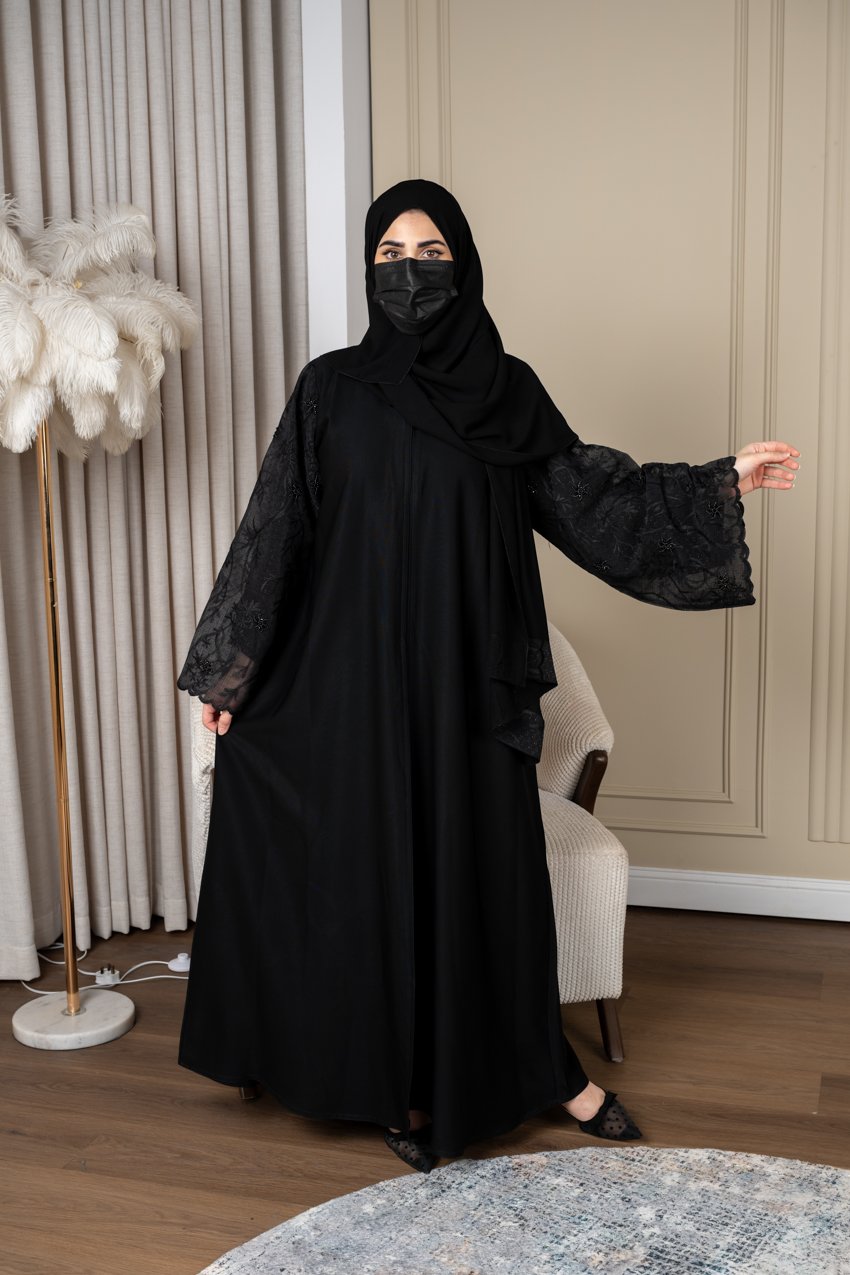 عباية مزينة بأكمام مشجرة