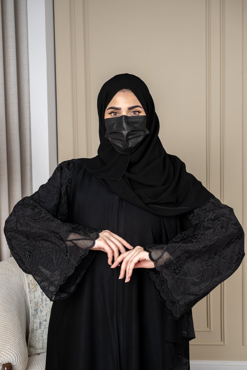 عباية مزينة بأكمام مشجرة