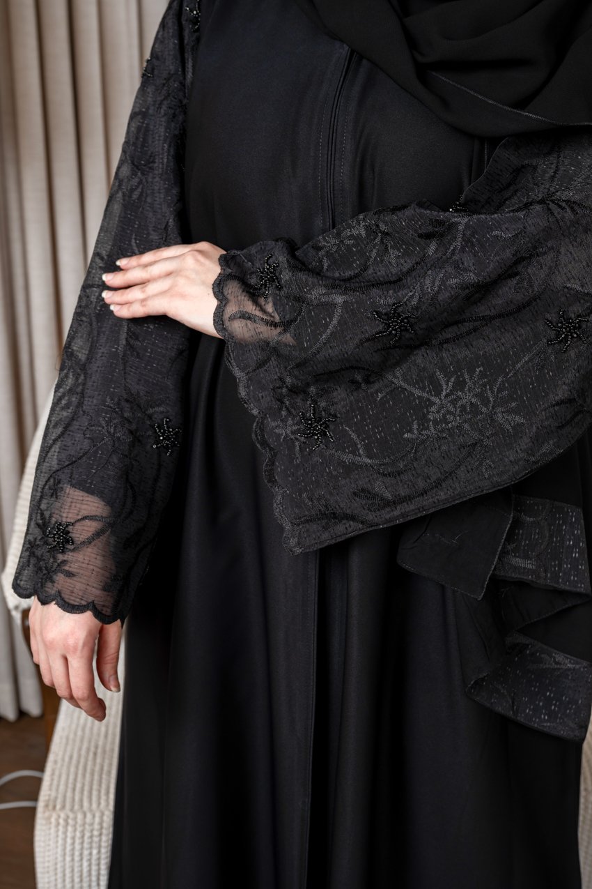 عباية مزينة بأكمام مشجرة