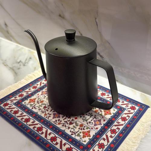 ابريق ماء اسود
