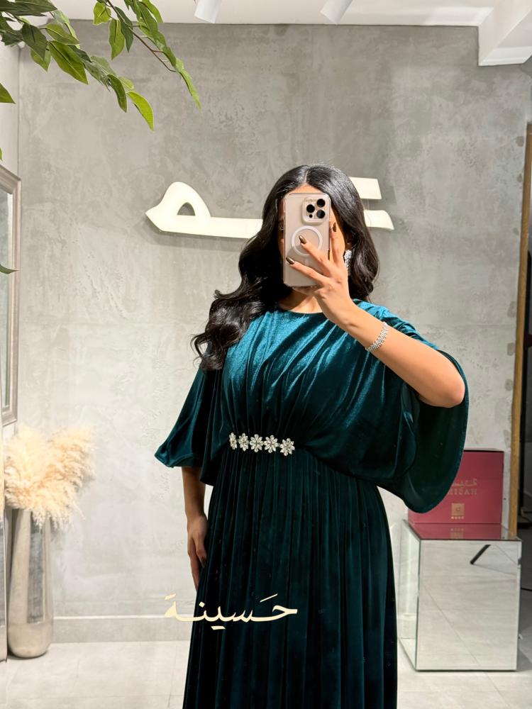 فستان مخملي زمردي بتصميم انسيابي