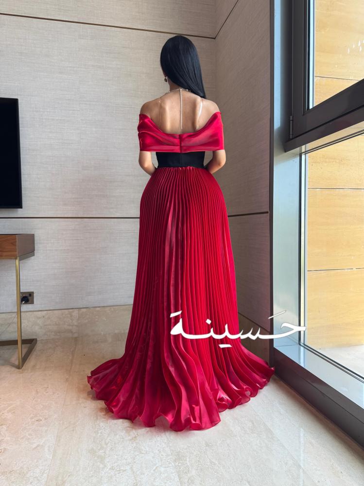 فستان تول أسود مطرّز بالورد الأحمر