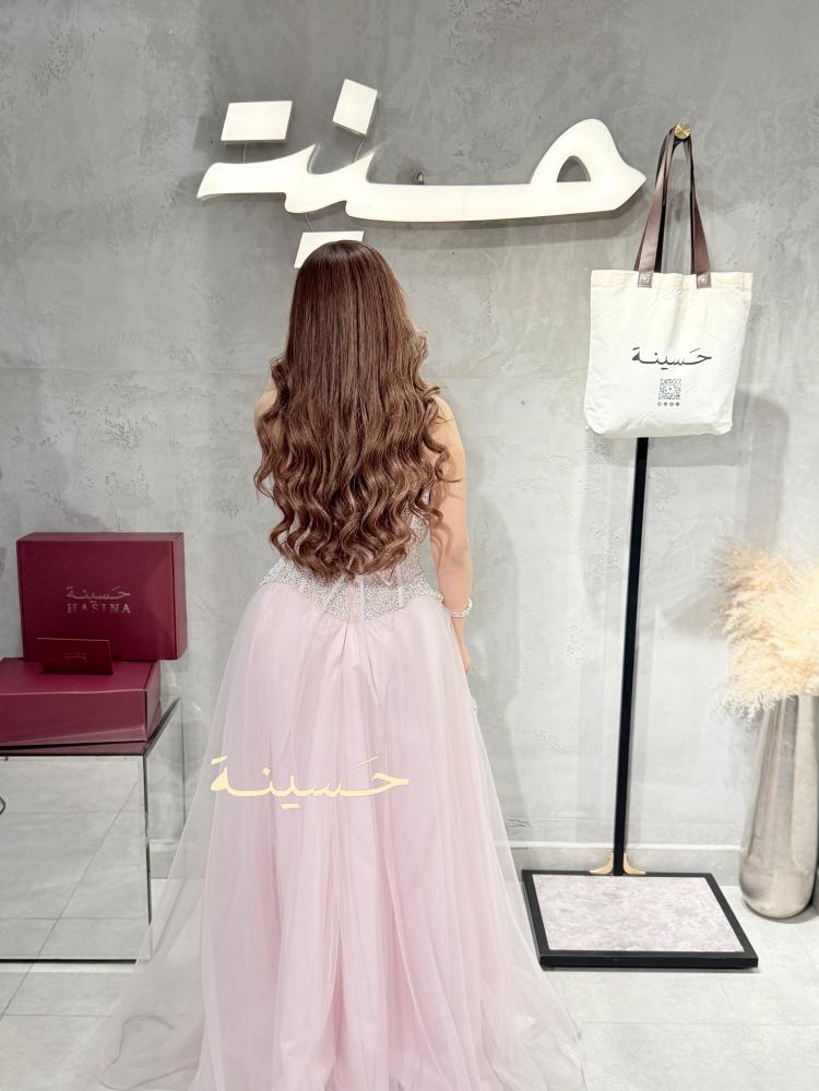 فستان بتصميم كورسيه فاخر مطرّز بالكريستالات اللامعة