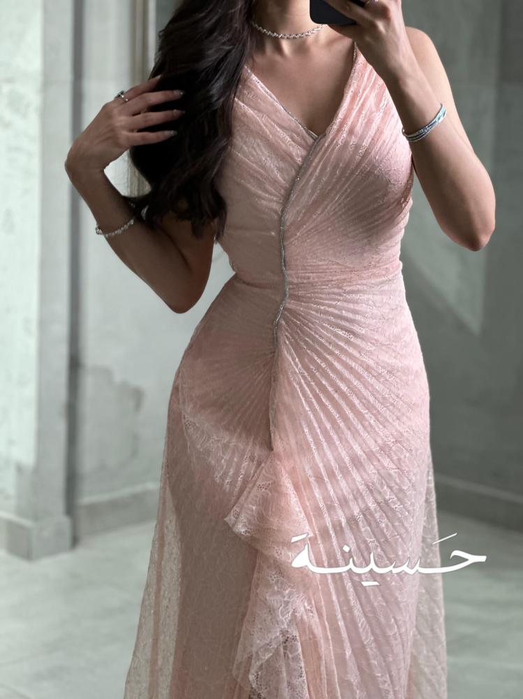 فستان وردي طبقات بدون أكمام