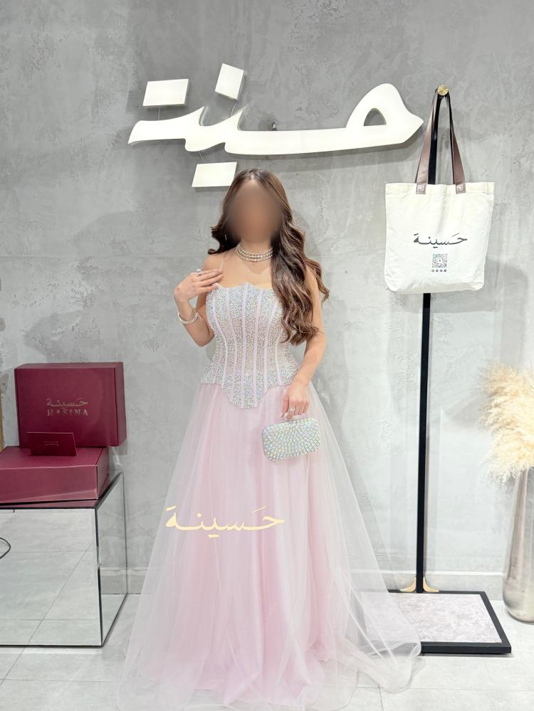 فستان بتصميم كورسيه فاخر مطرّز بالكريستالات اللامعة