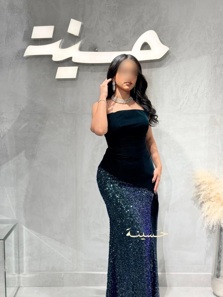 طقم مخملي زيتي بتفاصيل ترتر متدرج يلمع