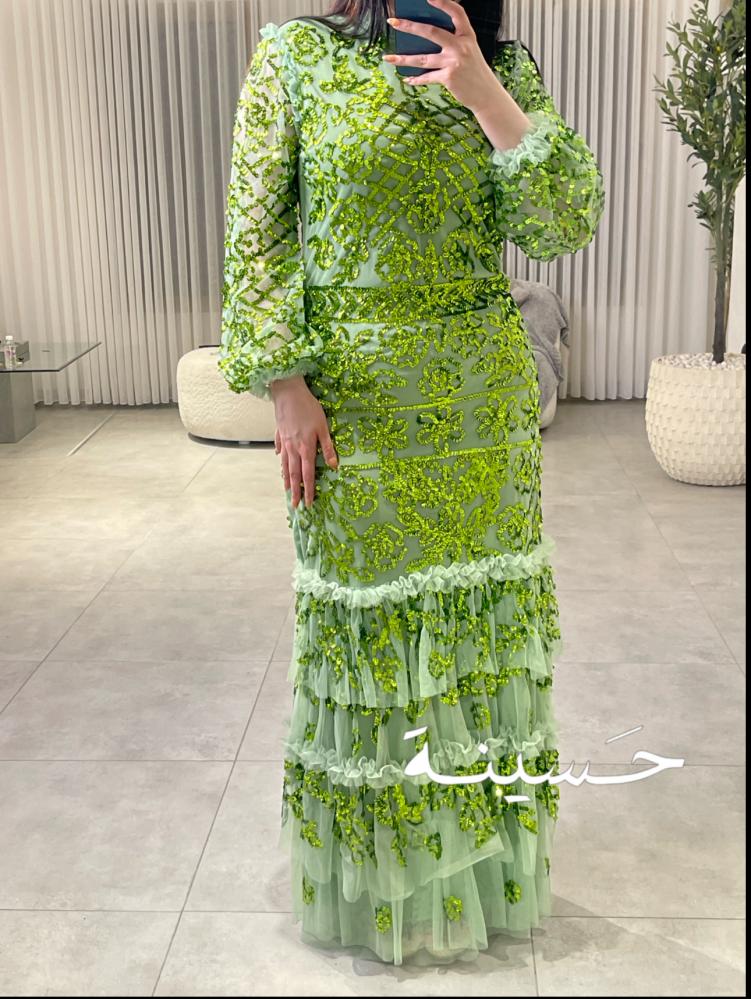 فستان تول أخضر مطرز بالترتر اللامع