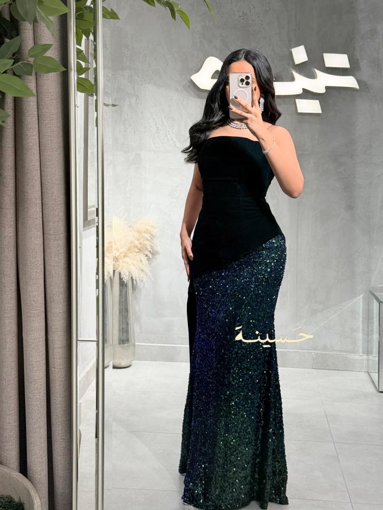 طقم مخملي زيتي بتفاصيل ترتر متدرج يلمع