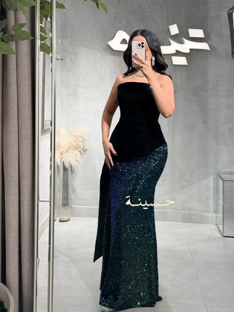 طقم مخملي زيتي بتفاصيل ترتر متدرج يلمع