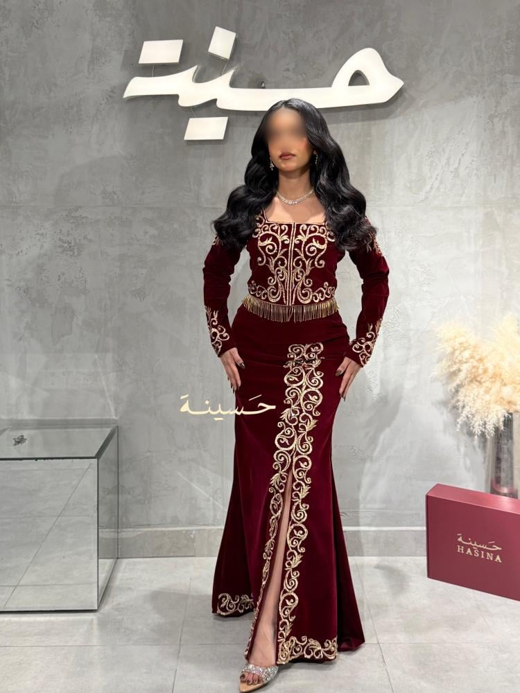 طقم مخملي بلون عودي بتطريز ذهبي