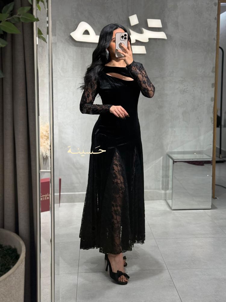 فستان أسود مخملي بتفاصيل دانتيل فاخرة