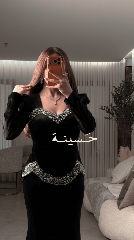 فستان سهرة مخملي أسود مرصّع بالكريستال